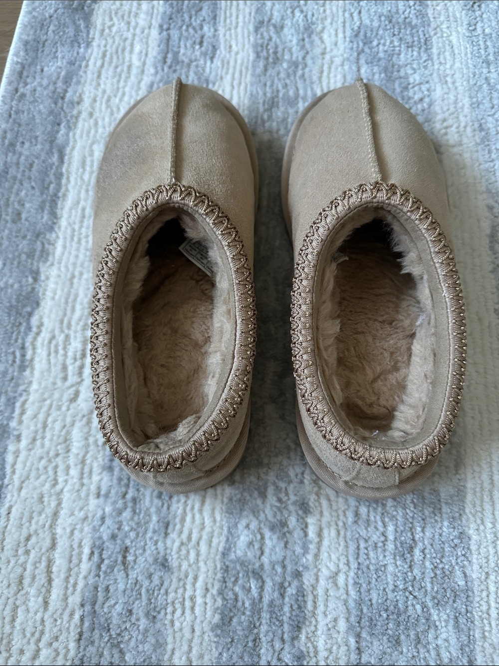 Ugg - Picture 2 of 10